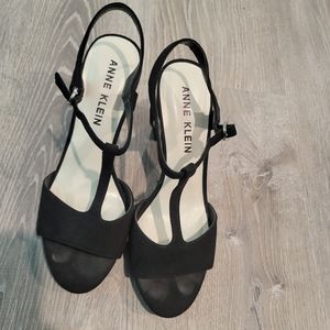 Anne Klein textured black sandal.   Size 9